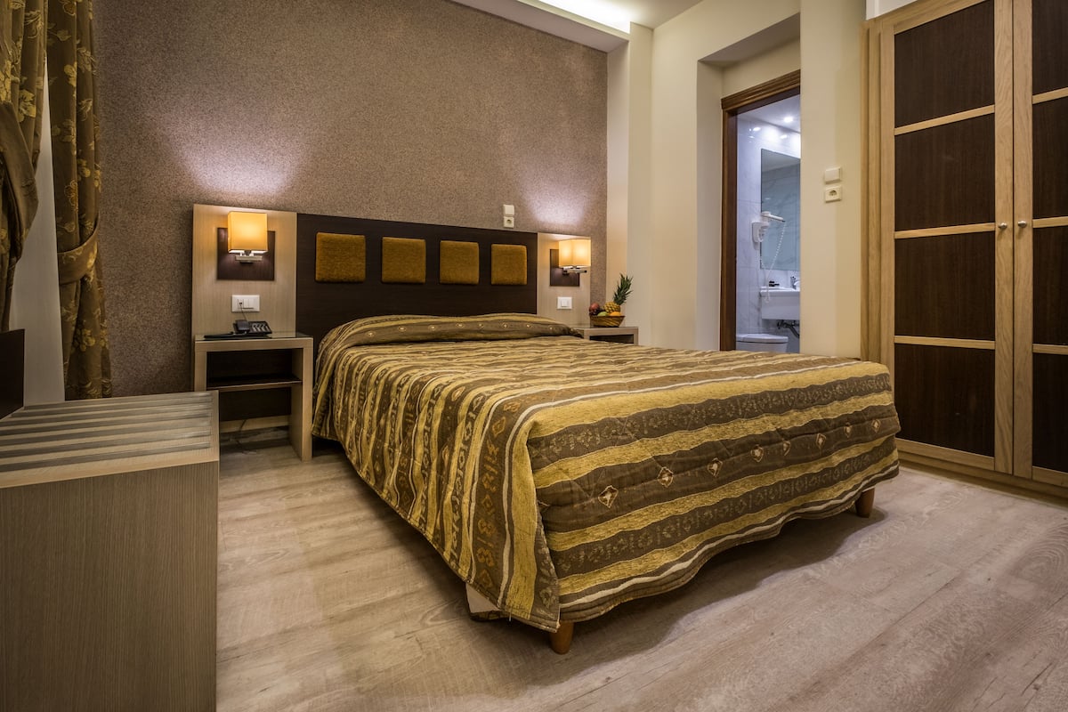 Single Room | Minibar, in-room safe, free WiFi, bed sheets