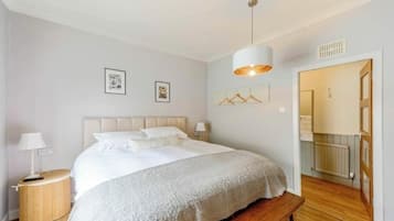 ห้องสแตนดาร์ด, เตียงคิงไซส์ 1 เตียง | เครื่องนอนระดับพรีเมียม, เตียงพร้อมฟูกเสริมที่นอน, ผ้าม่านกันแสง