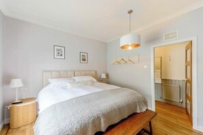 Standard Room, 1 King Bed | Premium bedding, pillowtop beds, blackout drapes, bed sheets