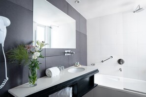Quarto superior | Banheiro | Chuveiro/banheira combinados, produtos de toalete grátis, bidê 