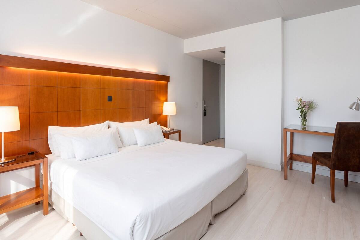 Habitación estándar | Minibar, tabla de planchar con plancha, wifi gratis y ropa de cama