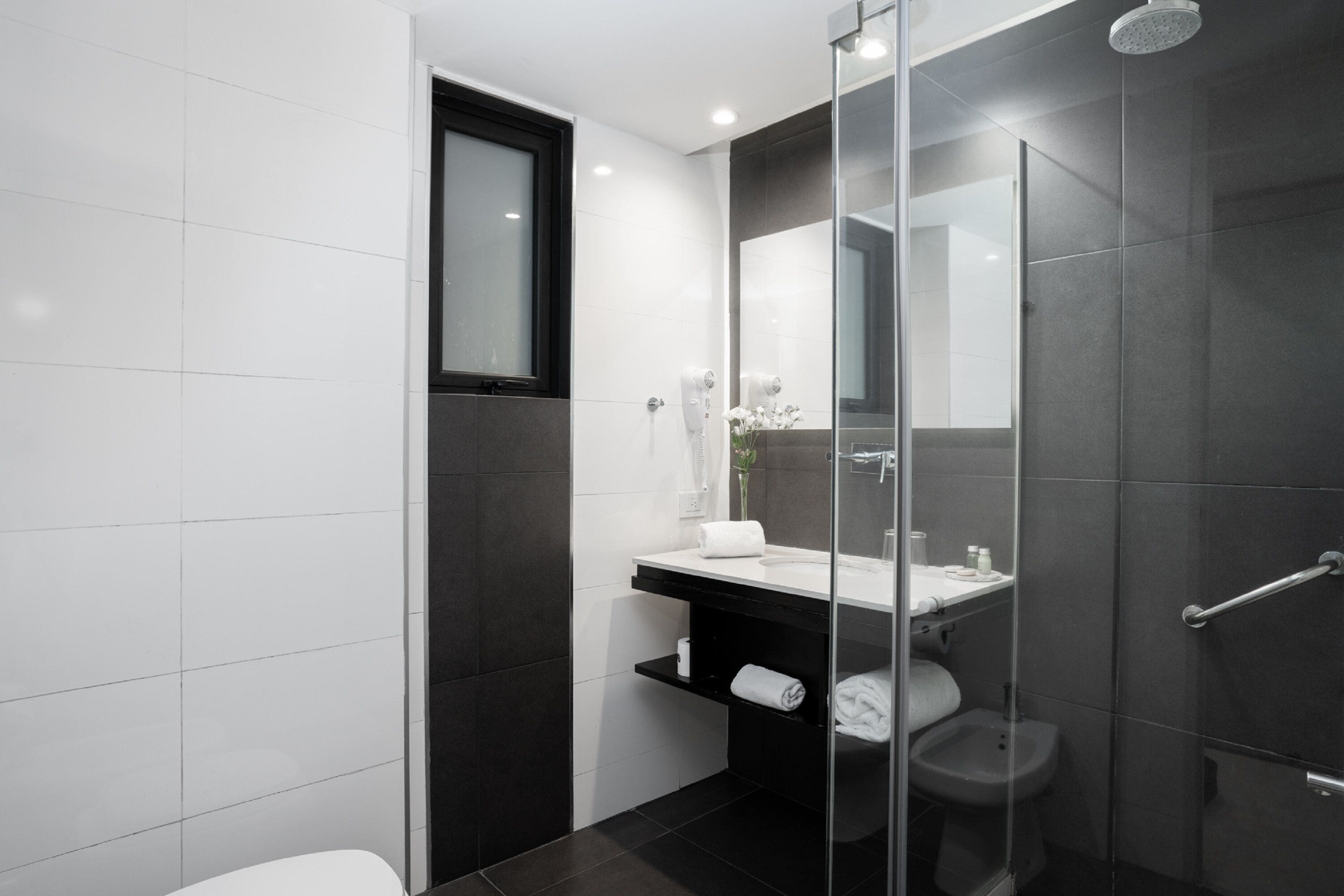 Quarto standard | Banheiro | Chuveiro/banheira combinados, produtos de toalete grátis, bidê 