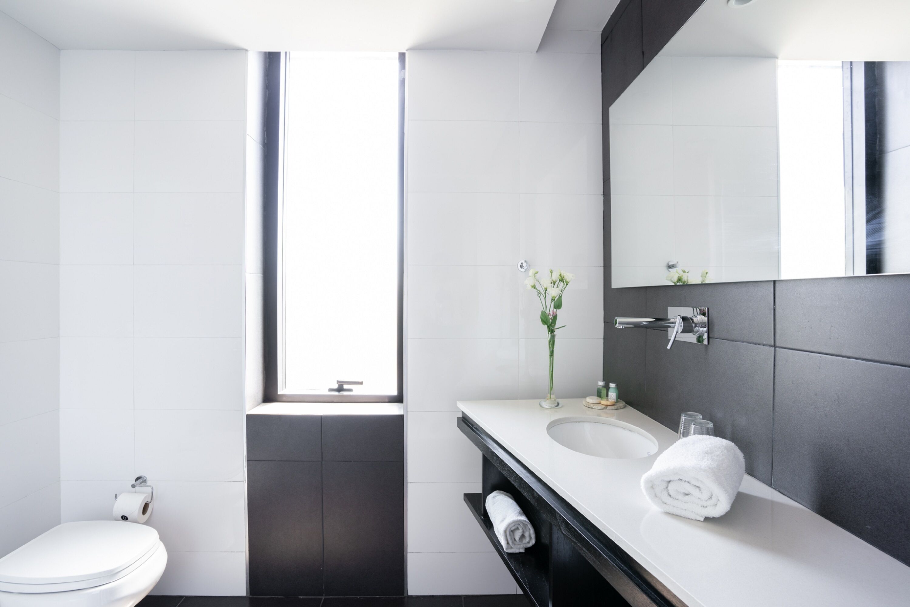 standard room | bathroom | combined shower/bathtub, free toiletries, bidet, towels