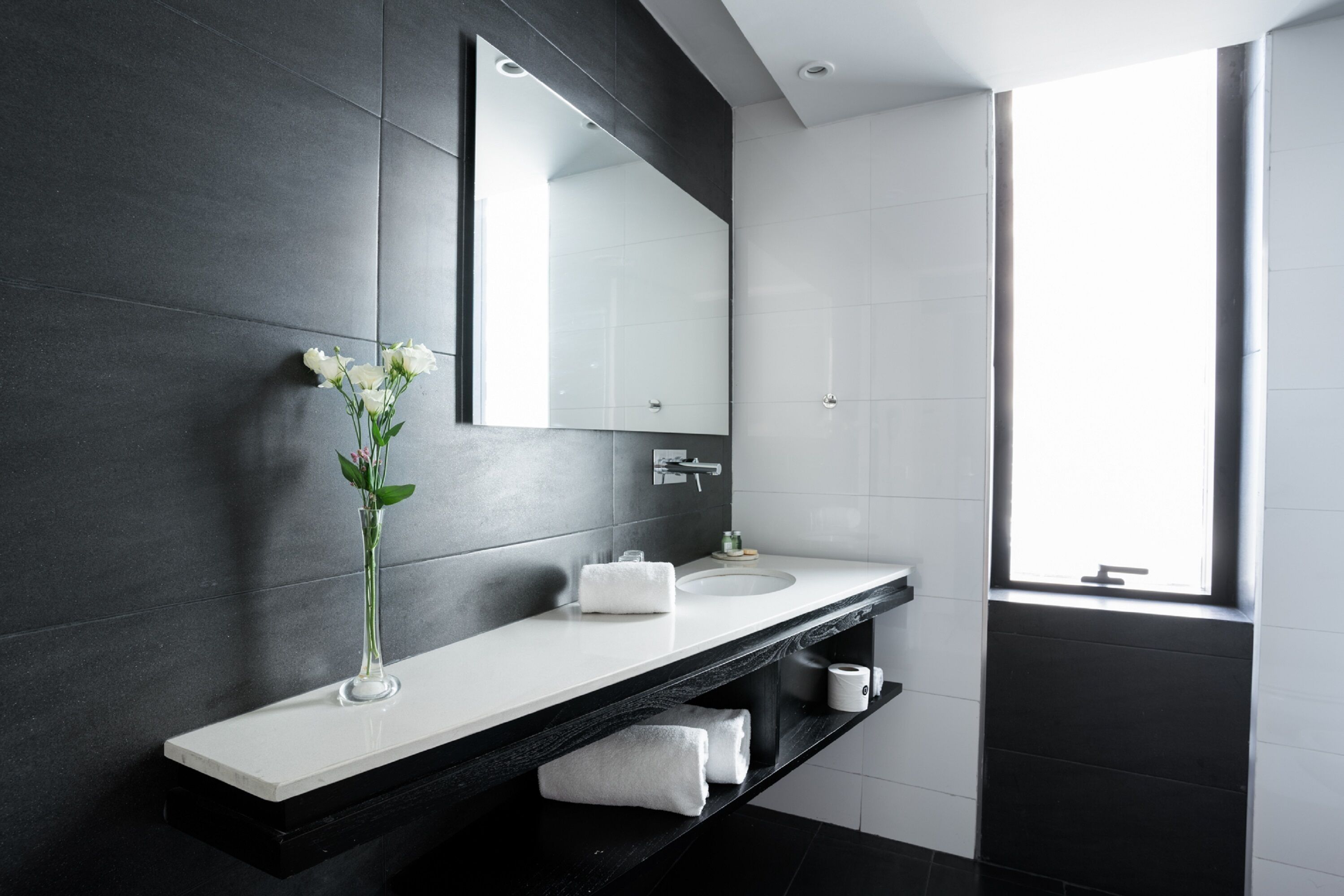 grand room | bathroom | combined shower/bathtub, free toiletries, bidet, towels