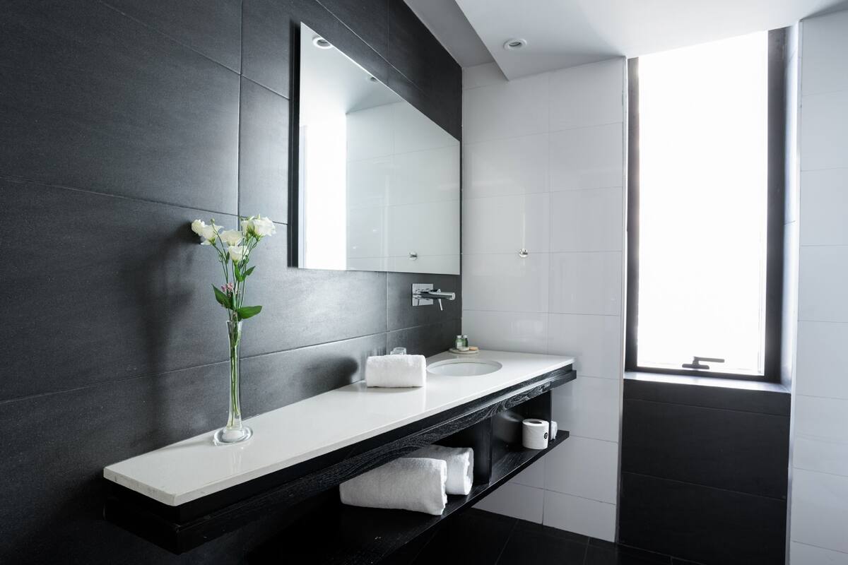 grand room | bathroom | combined shower/bathtub, free toiletries, bidet, towels