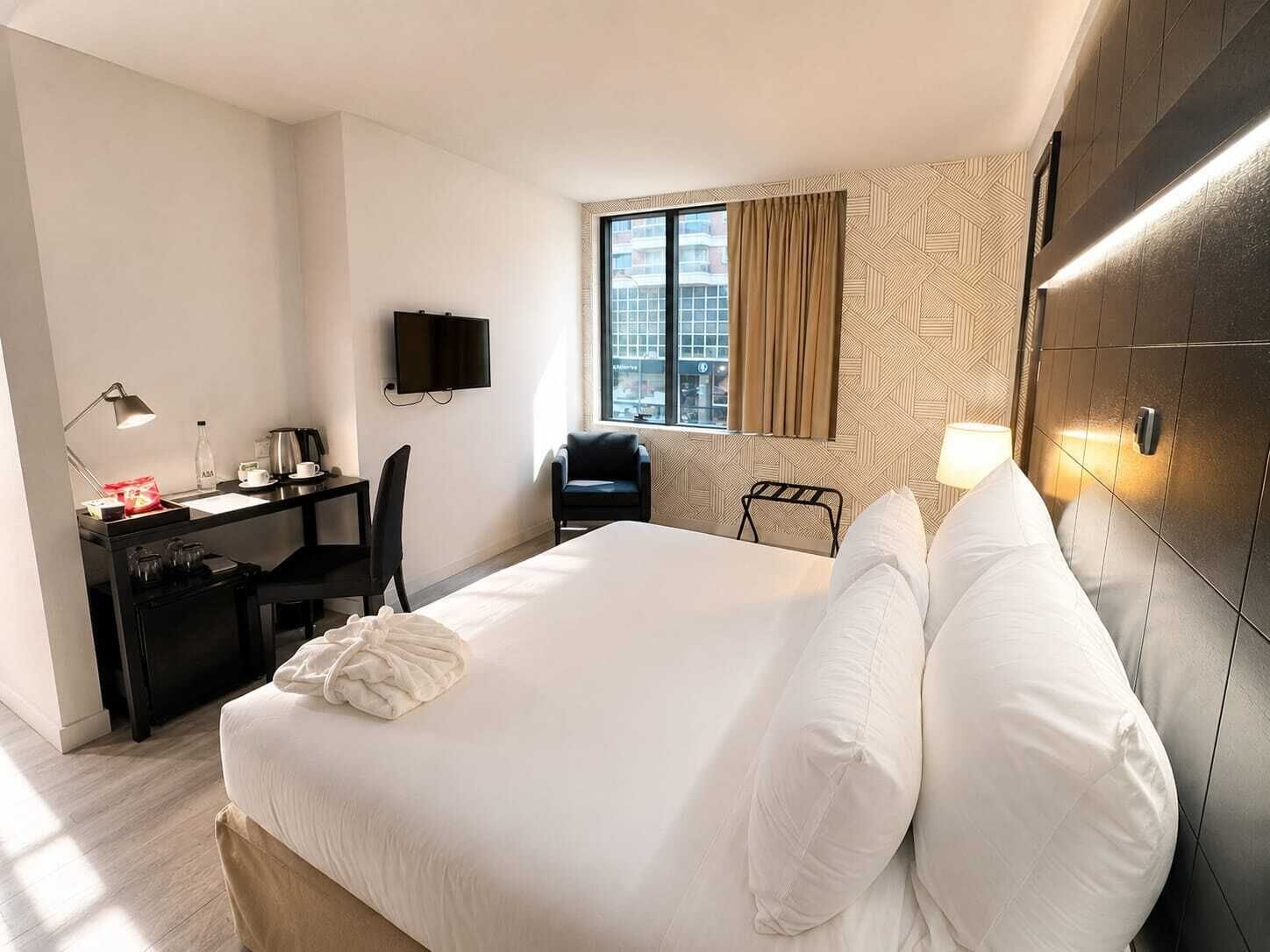 Minibar, tabla de planchar con plancha, wifi gratis y ropa de cama 