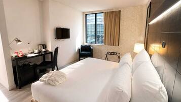 Minibar, tabla de planchar con plancha, wifi gratis y ropa de cama