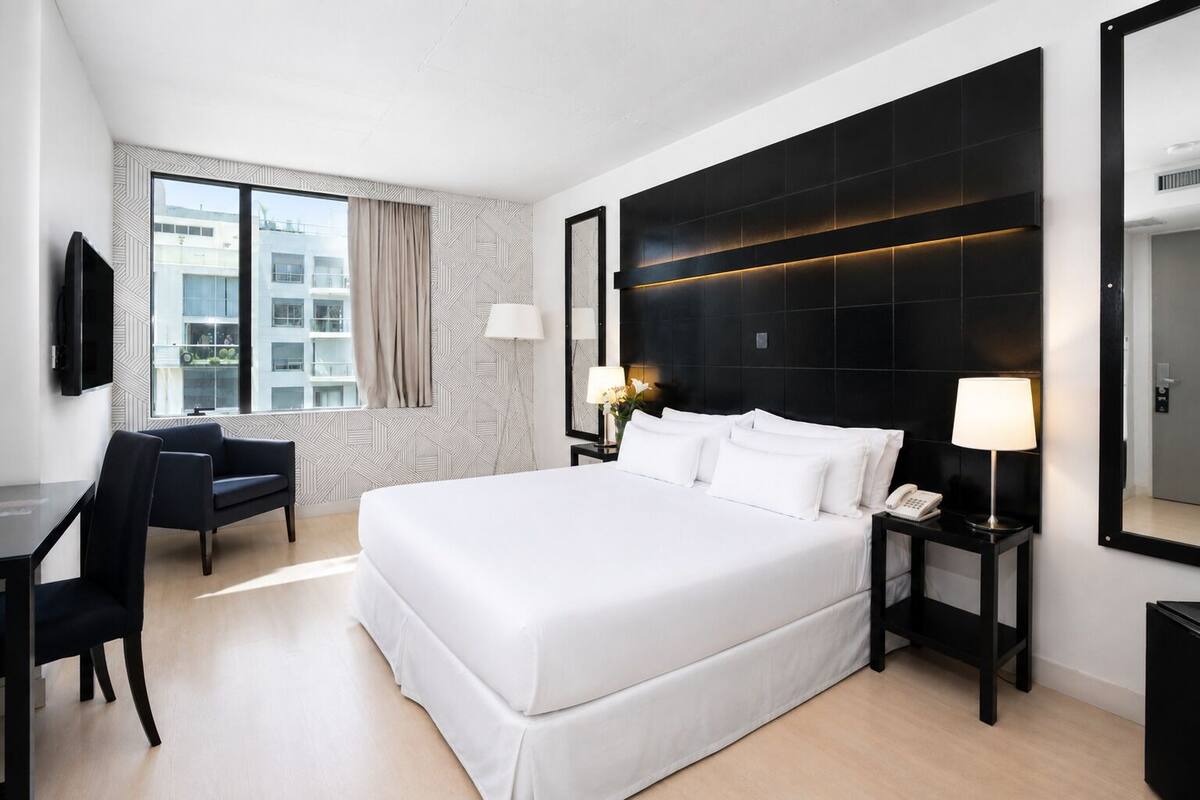 Habitación superior | Minibar, tabla de planchar con plancha, wifi gratis y ropa de cama