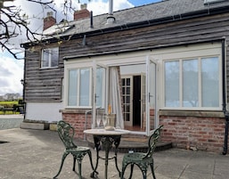 Double Room (Ystwyth) | Egyptian cotton sheets, individually decorated, individually furnished