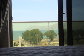 Desk, soundproofing, free cots/infant beds, free WiFi