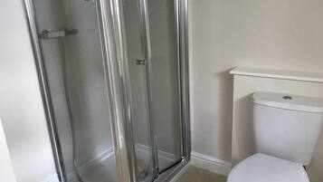 Standard Twin Room | Bathroom | Shower, hair dryer, towels, soap