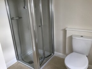 Standard Twin Room | Bathroom | Shower, hair dryer, towels, soap