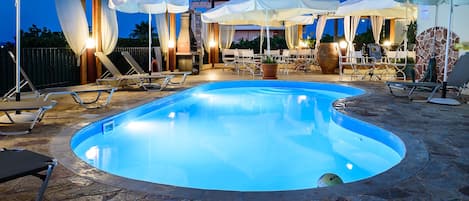 Utomhuspool och solstolar