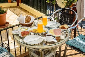 Se ofrece un desayuno continental (9 EUR por persona)