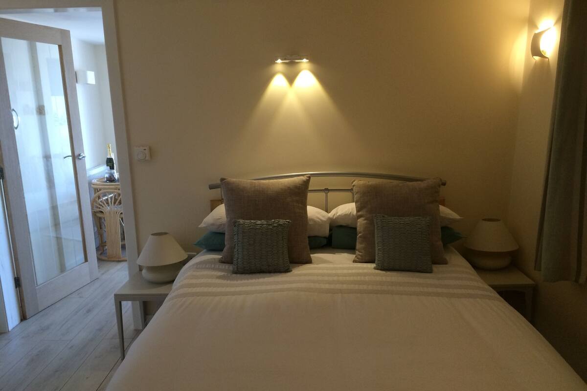 Luxury Apartment, 1 Bedroom, Patio, Beachside (Little Orme)