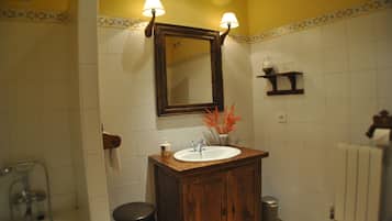 Habitación con 1 cama matrimonial o 2 individuales | Baño | Tina con regadera, amenidades de baño gratuitas, secadora de cabello