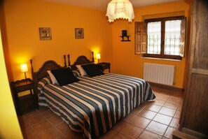 Bureau, lits bébé (gratuits), draps fournis