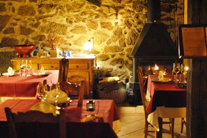 Déjeuner et dîner servis sur place