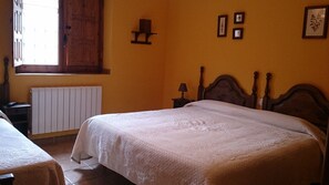 Triple Room | Desk, free cribs/infant beds, bed sheets