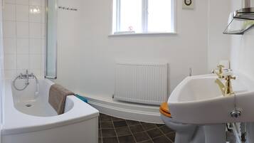 Habitación doble estándar, baño privado (Apple Room) | Baño | Amenidades de baño gratuitas, secadora de cabello, toallas, jabón