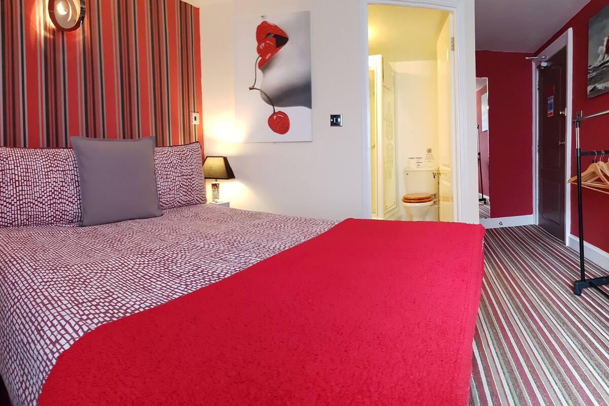 Phòng đôi Deluxe, có phòng tắm riêng (Cherry Room) | Bàn, khu vực làm việc phù hợp cho laptop, màn/rèm cản sáng 
