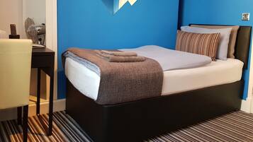 Habitación individual Deluxe, baño en la habitación | Decoración personalizada, muebles diferentes y escritorio