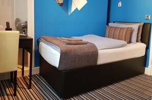 Enkeltrom – deluxe, eget bad | Skrivebord, skrivebord for bærbar PC og blendingsgardiner