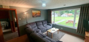 Cabana standard, 2 quartos, banheira (Lodge 4) | Individualmente decorados, individualmente mobiliados, escrivaninha