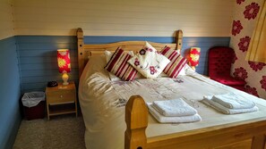 Standaard huisje, 2 slaapkamers, bad (Lodge 5) | Individueel gedecoreerd, individueel gemeubileerd, een bureau