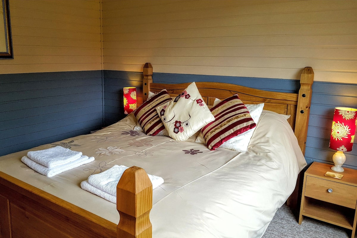 Standard Cabin, 2 Bedrooms, Bathtub (Lodge 5) | Desk, laptop workspace, iron/ironing board, cribs (surcharge)