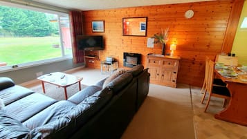 Standardhytte - 2 soveværelser - badekar (Lodge 5) | Opholdsområde | 40-tommers LED-tv med digitale kanaler, tv, dvd-afspiller