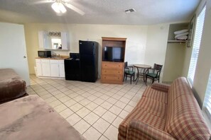 Habitación, varias camas | Wifi gratis y ropa de cama 