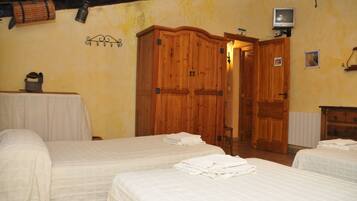 Driepersoonskamer, privébadkamer | Luxe beddengoed, donsdekens, individueel gedecoreerd