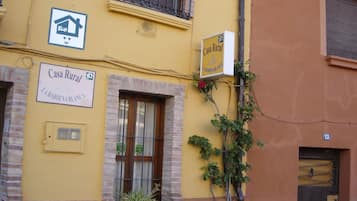 Um edifício com placas indicando 'Casa Rural' e 'La Bardena Blanca'.