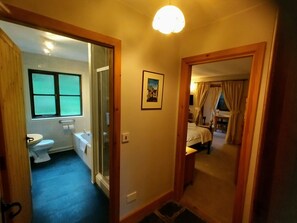 Superior Double or Twin Room | Bathroom | Combined shower/bathtub, free toiletries, hair dryer, bathrobes