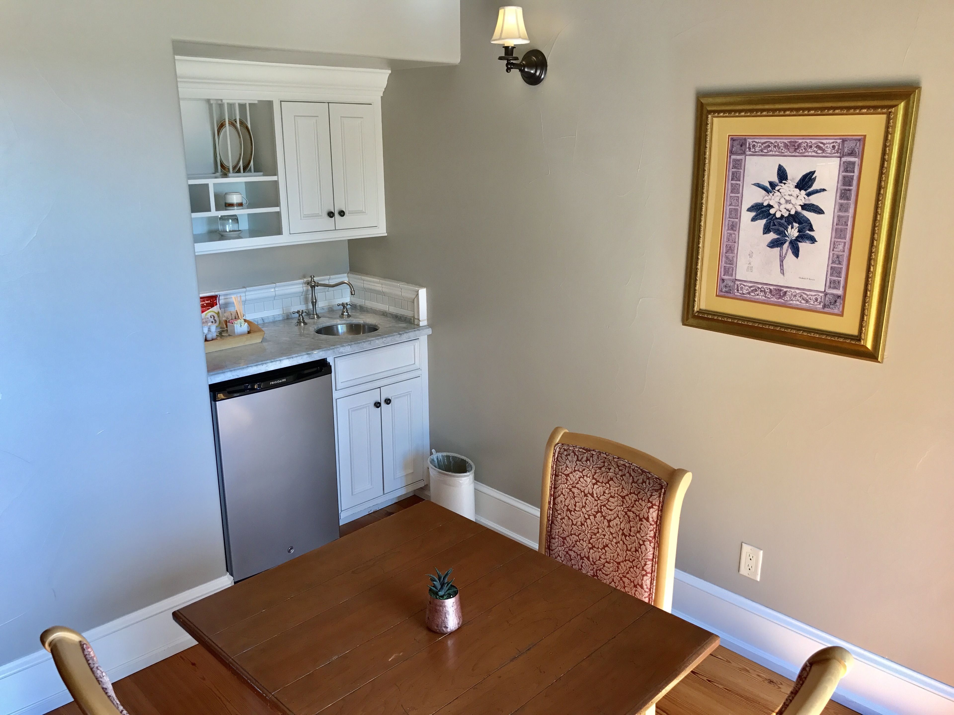 Cabernet Suite, 1 Queen Bed, Vineyard View | Coffee and/or coffee maker