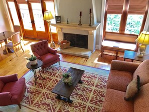 スイート クイーンベッド 1 台 ヴィンヤードビュー | リビングルーム | 薄型テレビ、暖炉