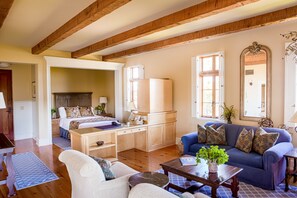 スイート クイーンベッド 1 台 ヴィンヤードビュー | リビング エリア | 薄型テレビ、暖炉