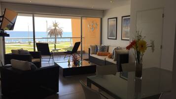 Apartment, 3 Bedrooms, Beach View | Living room