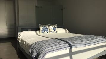 Apartemen, 3 kamar tidur, pemandangan pantai | 3 kamar tidur, meja kerja, setrika/meja setrika, dan Wi-Fi gratis