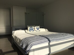 Appartamento, 3 camere da letto, vista spiaggia | 3 camere, una scrivania, ferro/asse da stiro, Wi-Fi gratuito