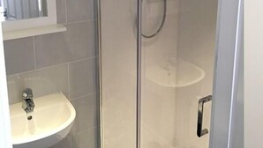 Dusj, hårføner og håndklær