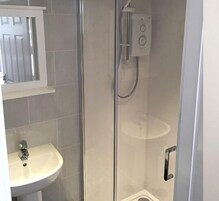 Ducha, secador de pelo, toallas