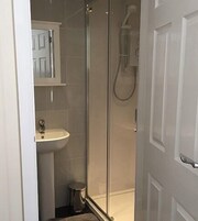 Ducha, secador de pelo, toallas