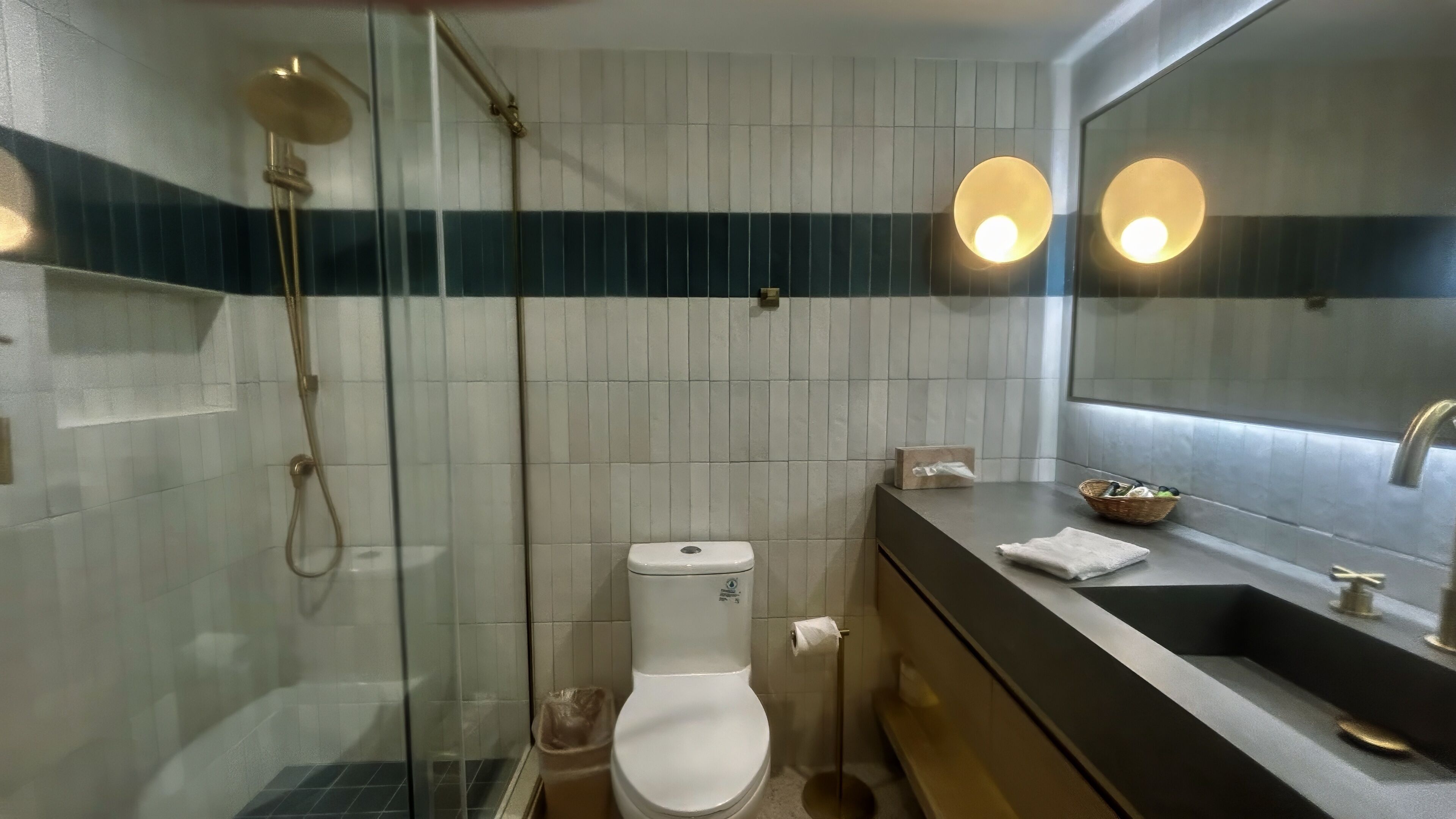 Articles de toilette gratuits, sèche-cheveux, serviettes fournies, savon