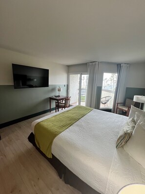 Standard Room, 1 King Bed, Partial Ocean View (Upper Floor) | Desk, laptop workspace, iron/ironing board, free WiFi - Huntington Beach Inn (Huntington Beach)