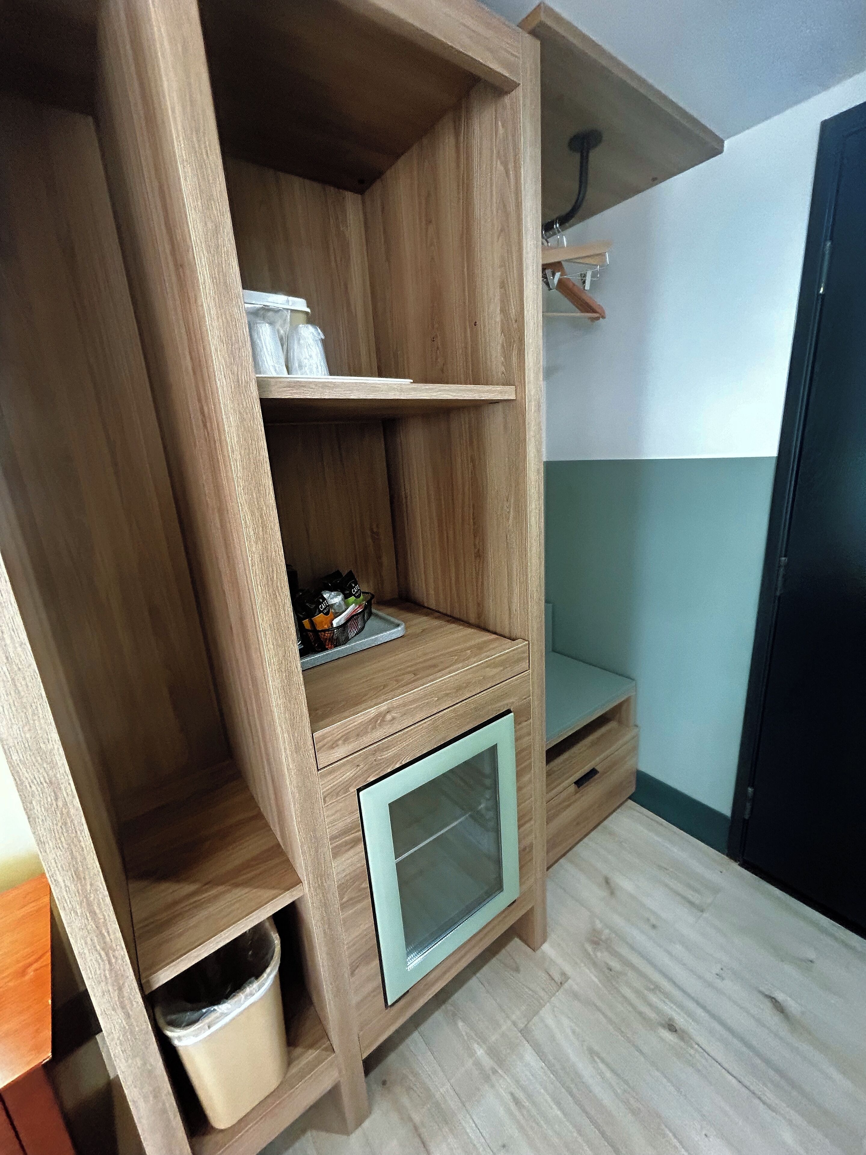 Kamer, 1 kingsize bed, aan zee (2nd Floor) | Een bureau, een laptopwerkplek, een strijkplank/strijkijzer, gratis wifi