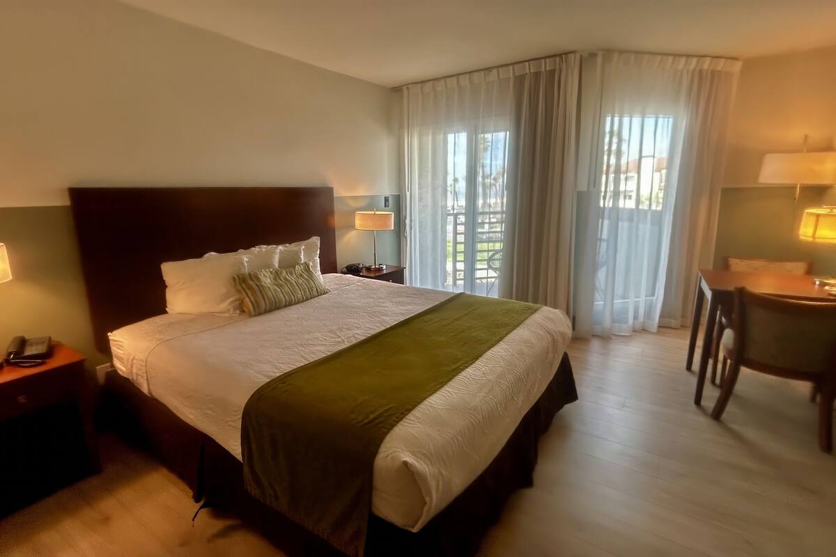 Standard Room, 1 King Bed, Partial Ocean View (Upper Floor) | Desk, laptop workspace, iron/ironing board, free WiFi