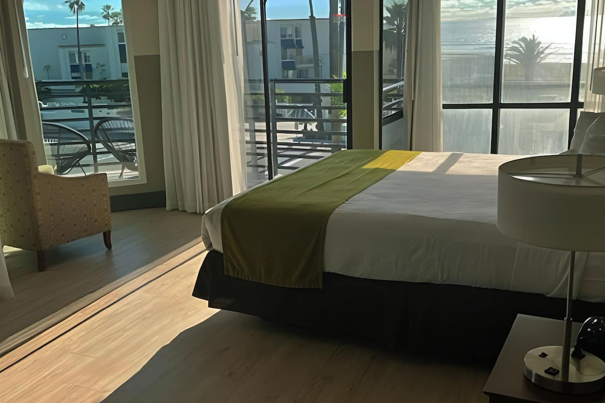 Habitación Deluxe, 1 cama King size, balcón, frente al océano | Escritorio y espacio para trabajar con laptop
