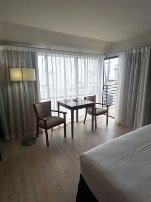 Room, 1 King Bed, Oceanfront (2nd Floor) | Desk, laptop workspace, iron/ironing board, free WiFi - Huntington Beach Inn (Huntington Beach)